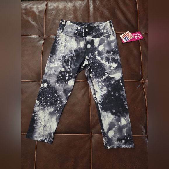Kos Usa Pants - KOS*USA Black and White Crop Leggings Size Medium NWT